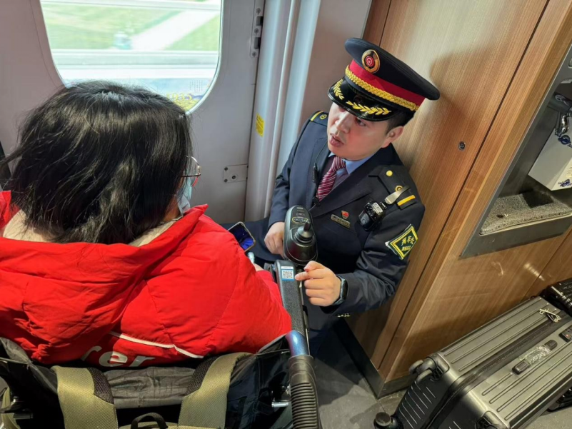 春运旅途中的温暖守护——武杨成与G3298次列车的温情故事