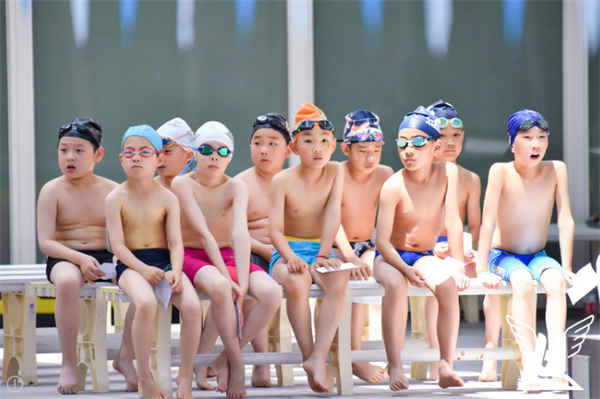 在泳池中奋勇争先过一个难忘的儿童节