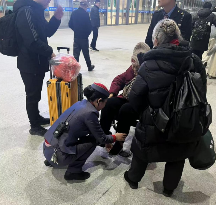 高铁上的暖心守护：列车长细心照料八旬老人