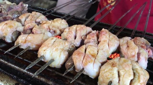 夫妻夜市烤“羊腰子”10年，每天卖800份，坚持用原生态食材！